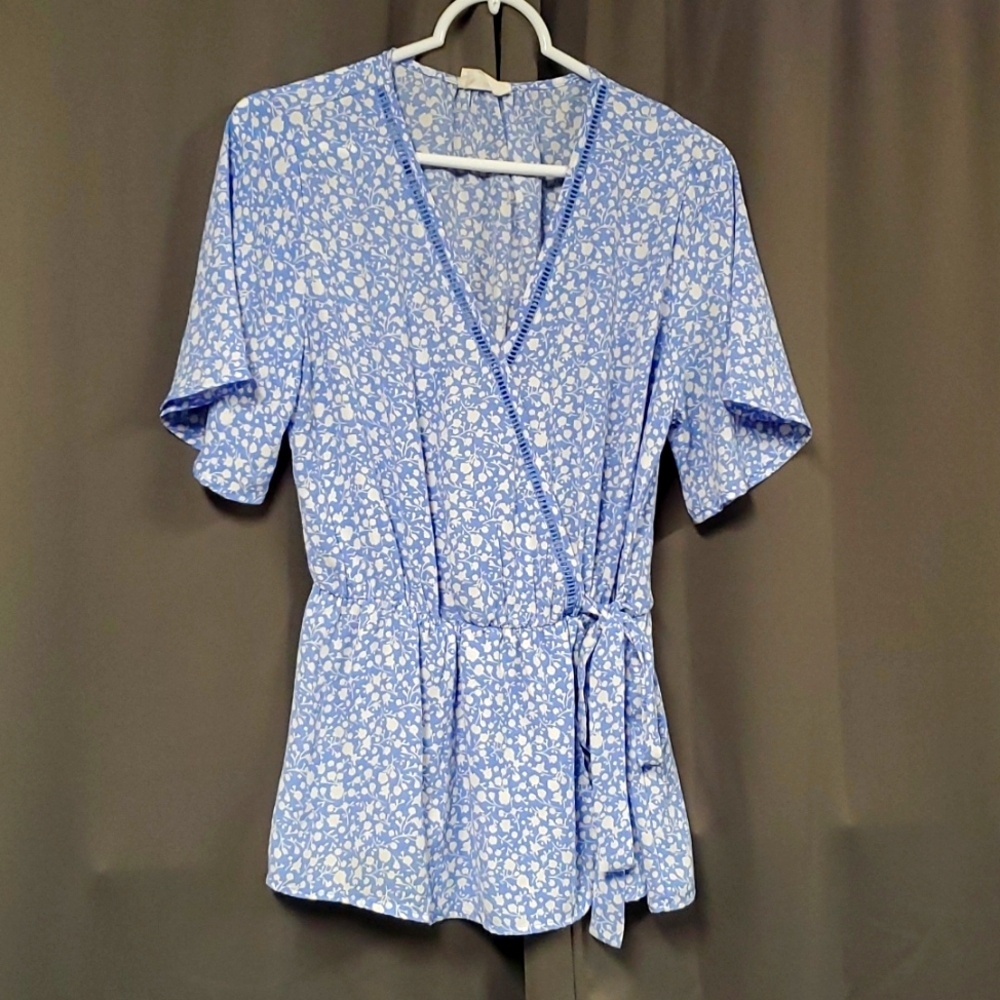 L SIENNA SKY FAUX WRAP BLOUSE WHITE/ BLUE FLORAL PRINT
